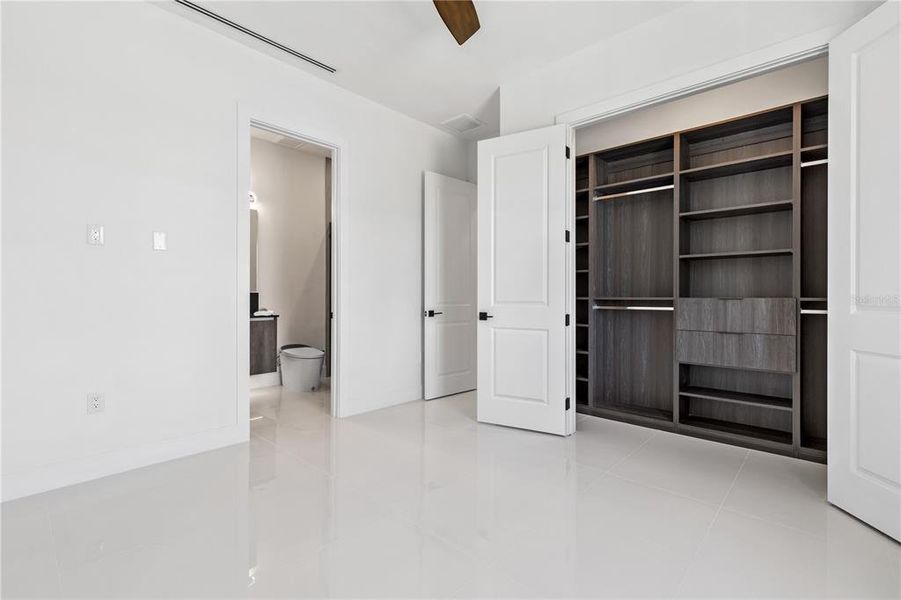 Spacious, unfurnished interior of a new home in , Cape Coral (Image 35).
