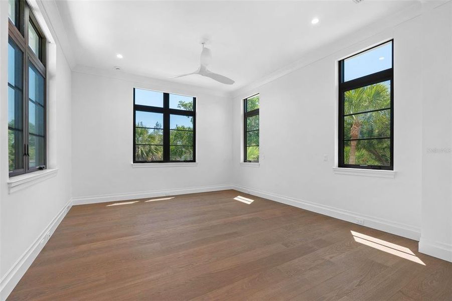 Spacious, unfurnished interior of a new home in , Sarasota (Image 21).