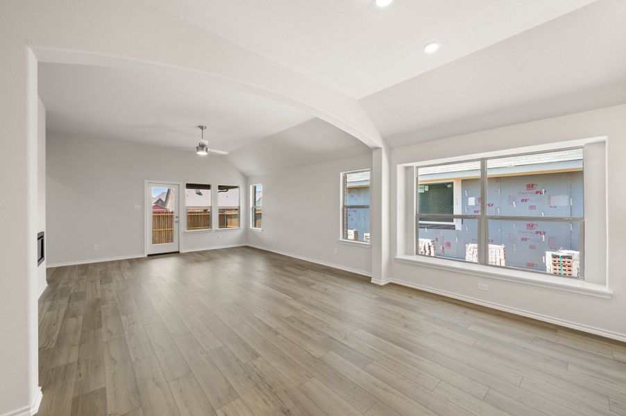 Spacious, unfurnished interior of a new home in Pirate Village, Granbury (Image 15).