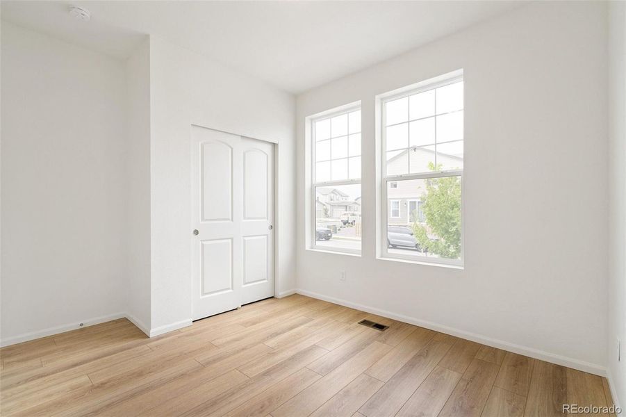 Spacious, unfurnished interior of a new home in Turnberry, Commerce City (Image 25).