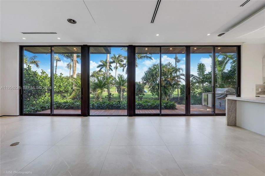 Spacious, unfurnished interior of a new home in , Miami Beach (Image 20).