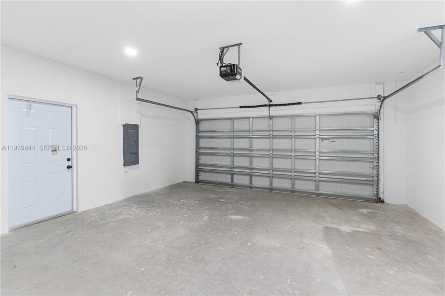 Spacious, unfurnished interior of a new home in , Lehigh Acres (Image 23).