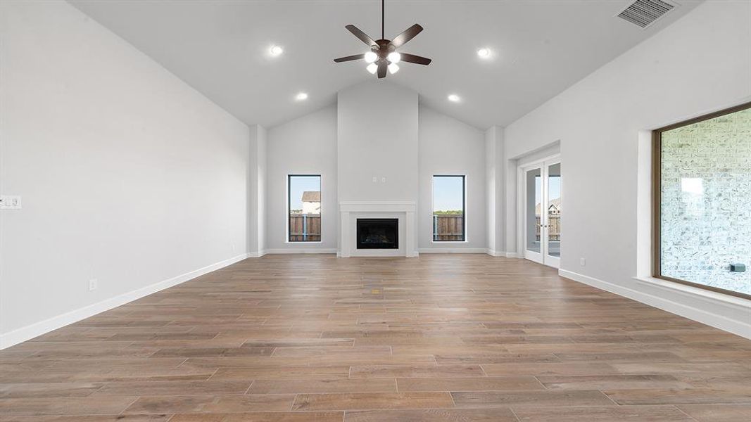 Spacious, unfurnished interior of a new home in Terraces 72', Rockwall (Image 15).