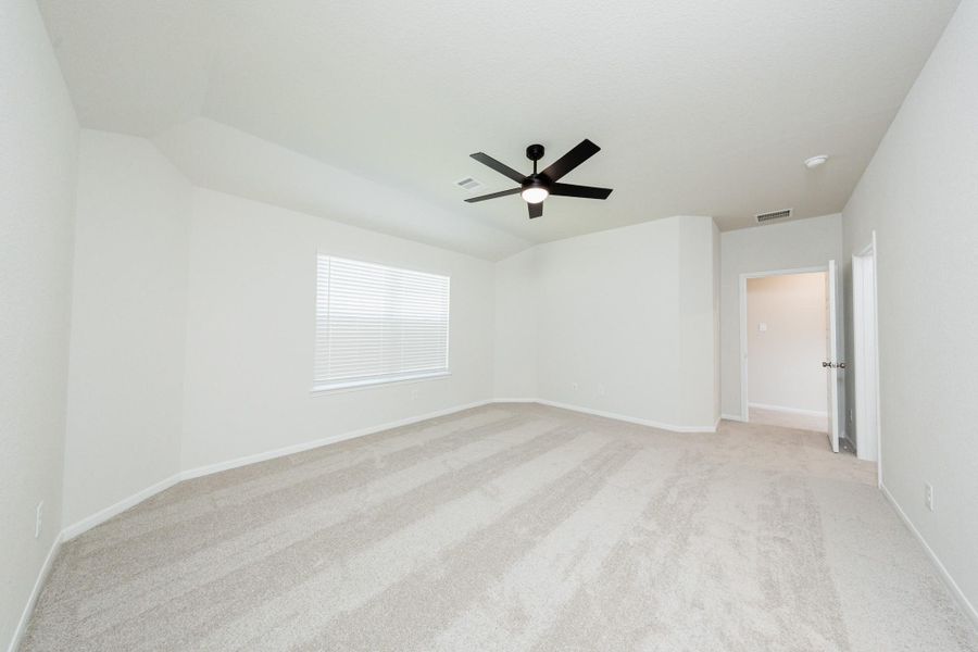 Spacious, unfurnished interior of a new home in Bammel Oaks, Houston (Image 15).