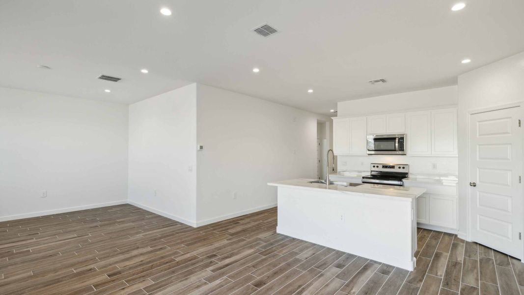 Spacious, unfurnished interior of a new home in Quail Ranch, San Tan Valley (Image 16).