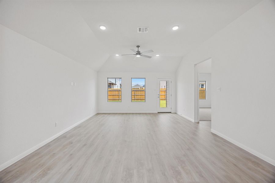 Spacious, unfurnished interior of a new home in Trinity Ranch, Elgin (Image 16).