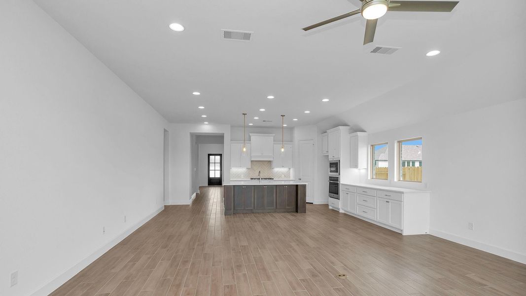 Spacious, unfurnished interior of a new home in Artavia 50', Conroe (Image 6).
