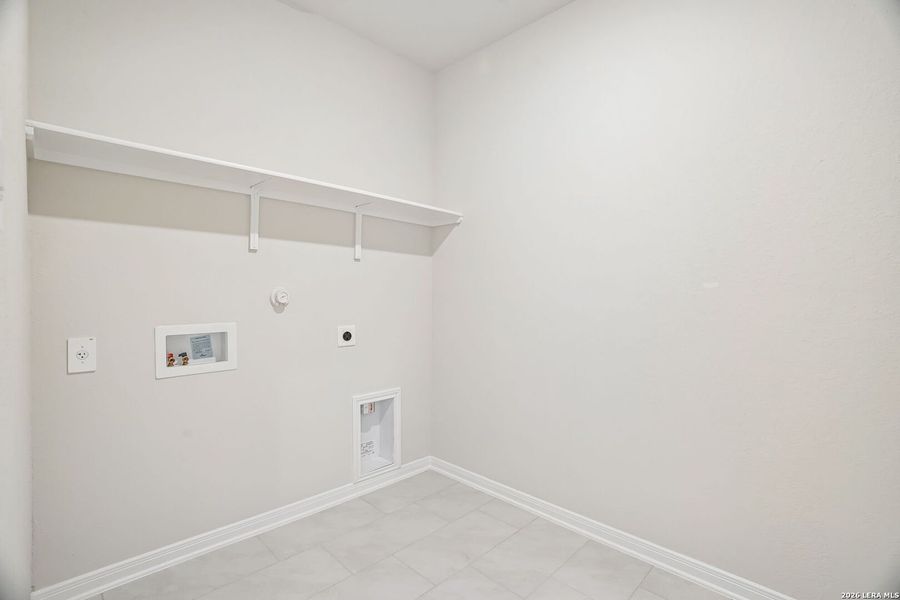 Spacious, unfurnished interior of a new home in Carmel Ranch, Schertz (Image 30).