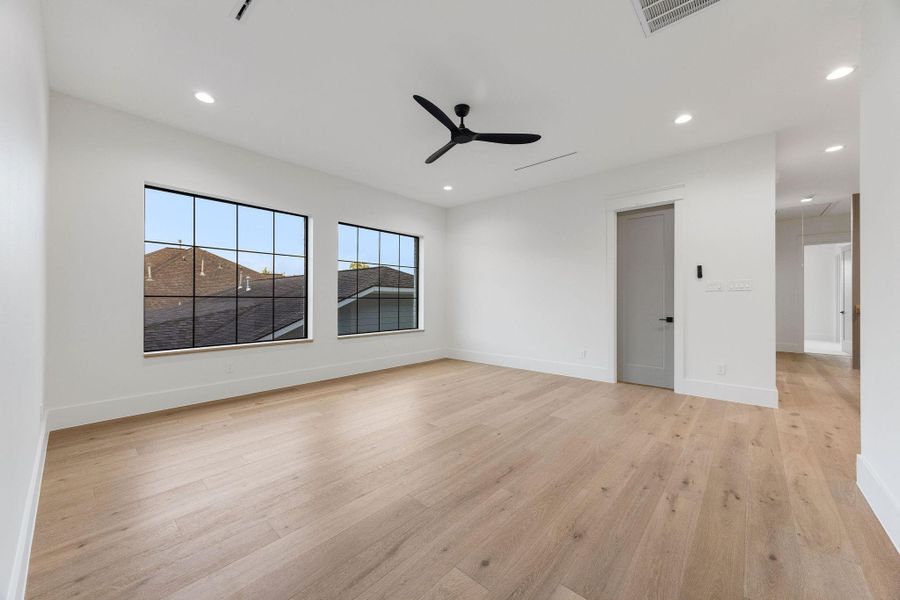 Spacious, unfurnished interior of a new home in , Houston (Image 35).