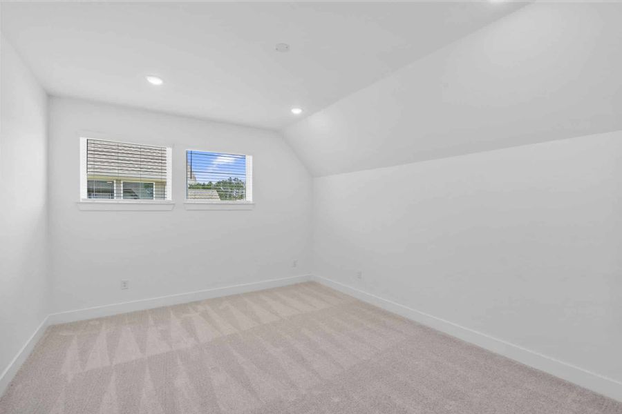 Spacious, unfurnished interior of a new home in Evergreen, Conroe (Image 31).