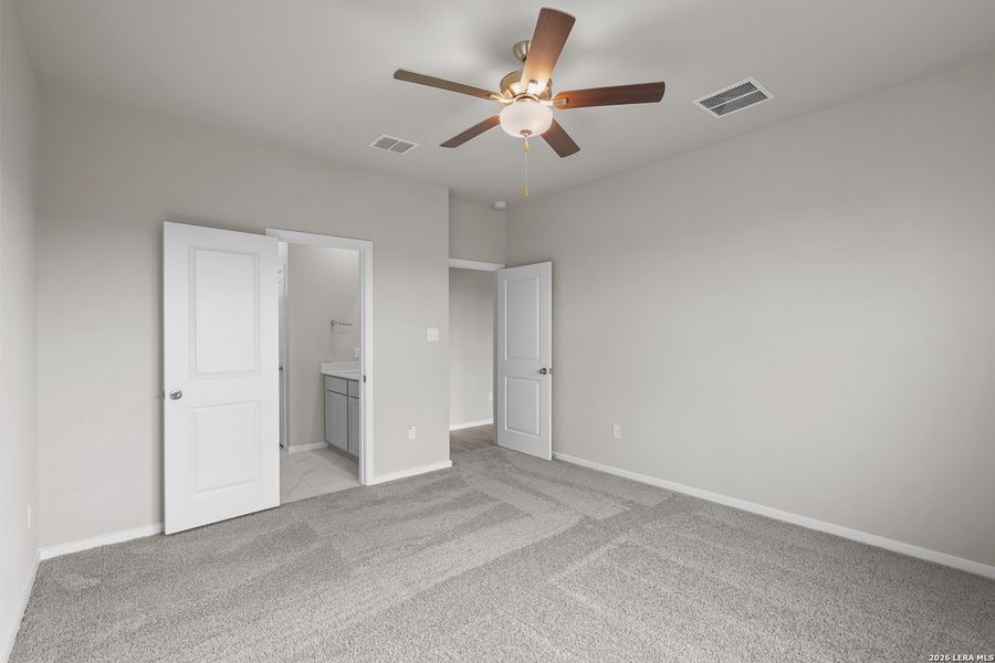Spacious, unfurnished interior of a new home in Garden Grove, San Antonio (Image 20).