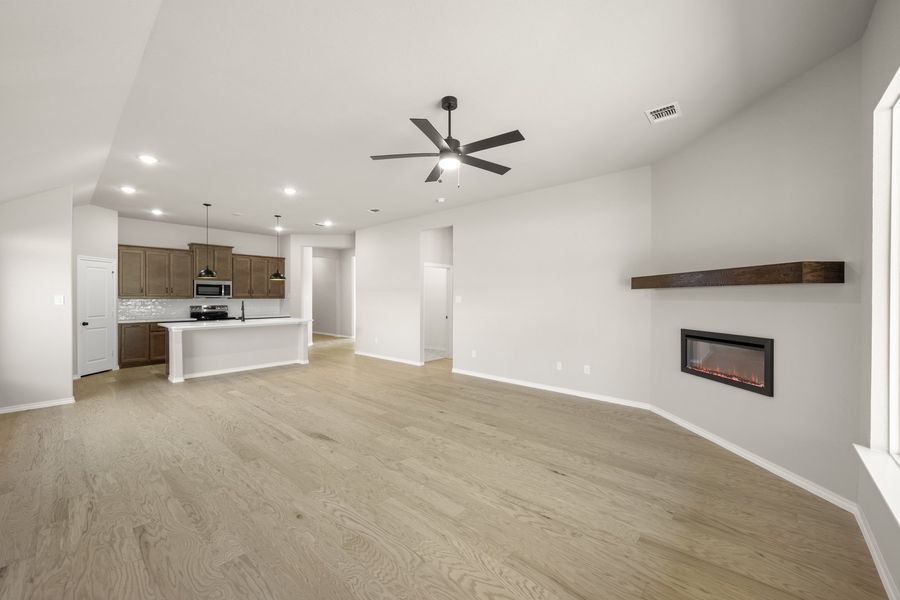 Spacious, unfurnished interior of a new home in Waterford Park, Weatherford (Image 15).