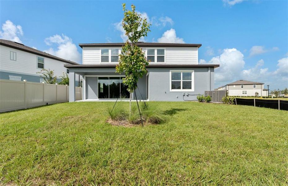 Exterior details and patio area of a home in Silverlake, Lake Alfred (Image 2).