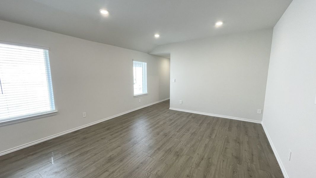 Spacious, unfurnished interior of a new home in Hanolley Hills, Sherman (Image 6).