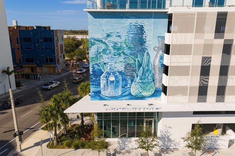 Condo located in St. Petersburg, FL showcasing its design and architecture (Image 26).