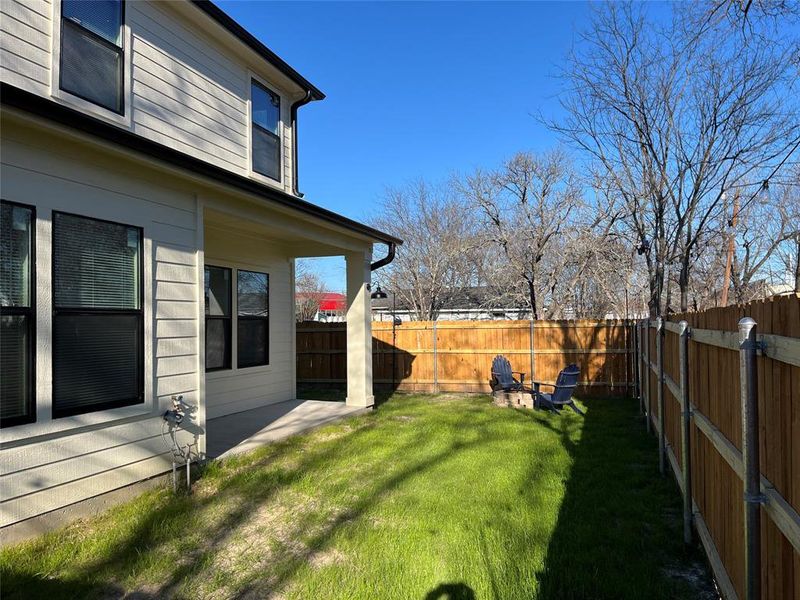 Exterior details and patio area of a home in , Corsicana (Image 4).