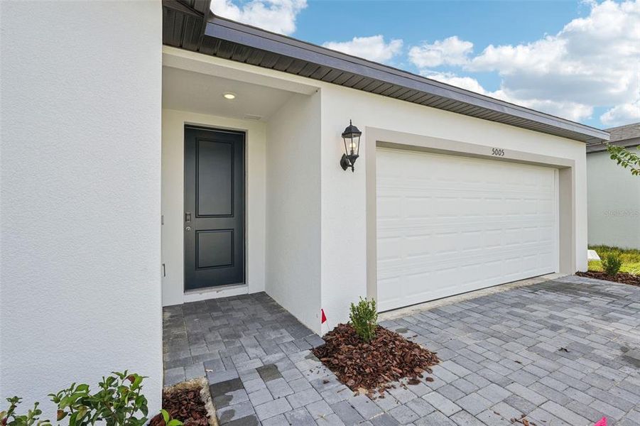Exterior details and patio area of a home in Crosswinds - Signature Series, Haines City (Image 4).