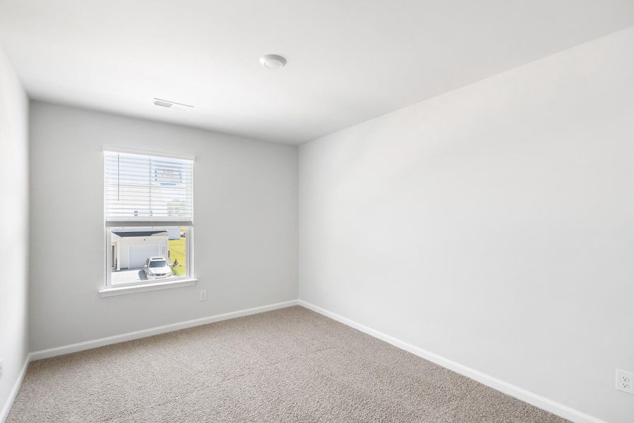 Spacious, unfurnished interior of a new home in Carolina Groves, Moncks Corner (Image 19).