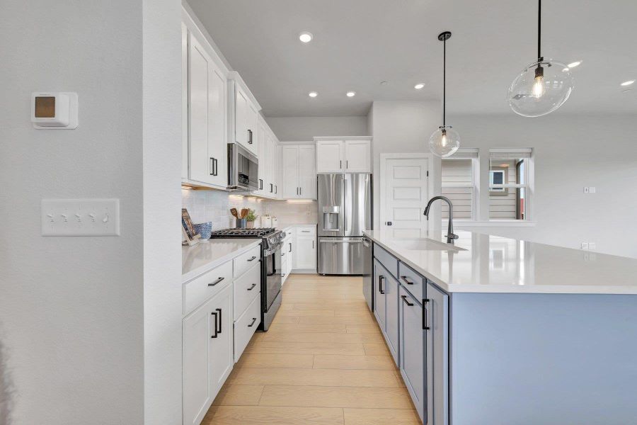 Kitchen (Staged) Kitchen (Staged)