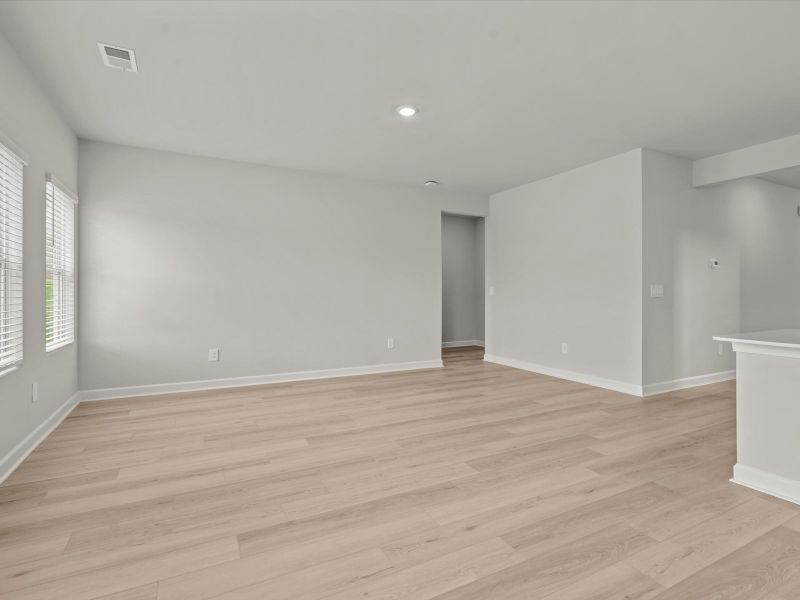 Spacious, unfurnished interior of a new home in Wexford Park, Fountain Inn (Image 11).