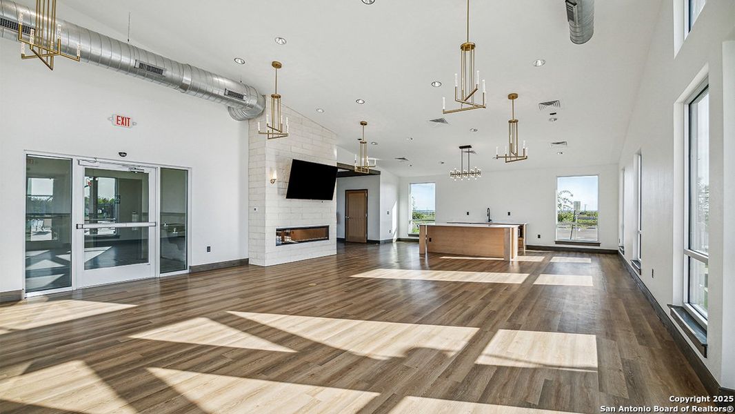 Spacious, unfurnished interior of a new home in Avenida, Converse (Image 20).