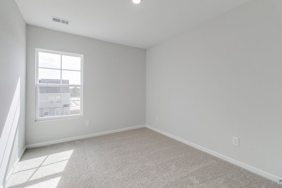 Spacious, unfurnished interior of a new home in Astoria, Columbia (Image 26).