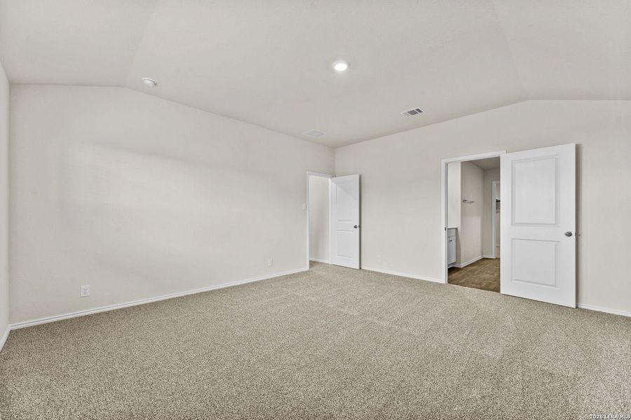 Spacious, unfurnished interior of a new home in Applewood, San Antonio (Image 17). Spacious, unfurnished interior of a new home in Applewood, San Antonio (Image 17).