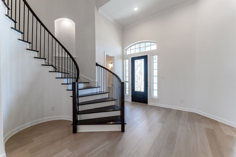 Spacious, unfurnished interior of a new home in Heath Golf & Yacht Club, Heath (Image 24).