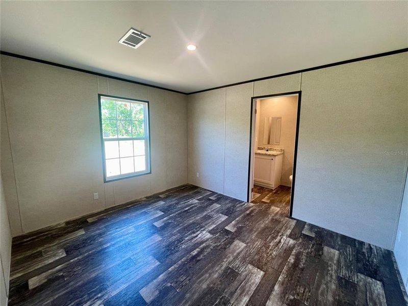 Spacious, unfurnished interior of a new home in , Ocala (Image 11).