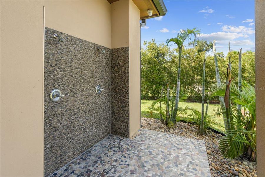 Exterior details and patio area of a home in , Merritt Island (Image 28).