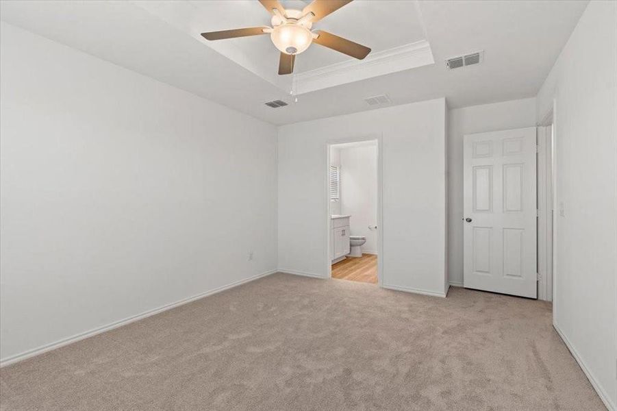 Spacious, unfurnished interior of a new home in Lake Meadow, Princeton (Image 18).