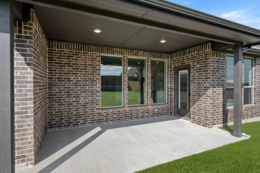 Exterior details and patio area of a home in Myrtle Creek, Waxahachie (Image 4).