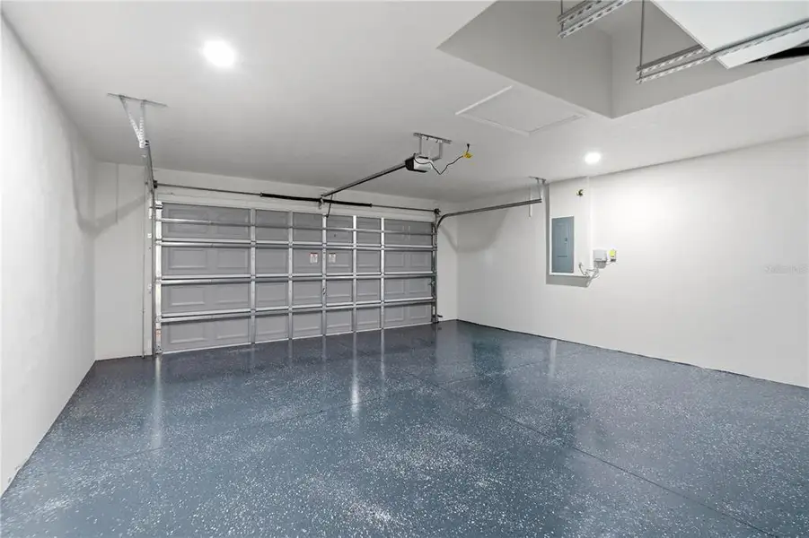 Spacious, unfurnished interior of a new home in , Weeki Wachee (Image 18).