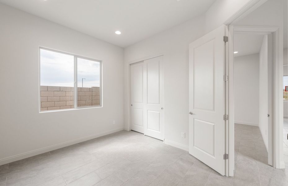 Spacious, unfurnished interior of a new home in Artisan at Asante, Surprise (Image 21).
