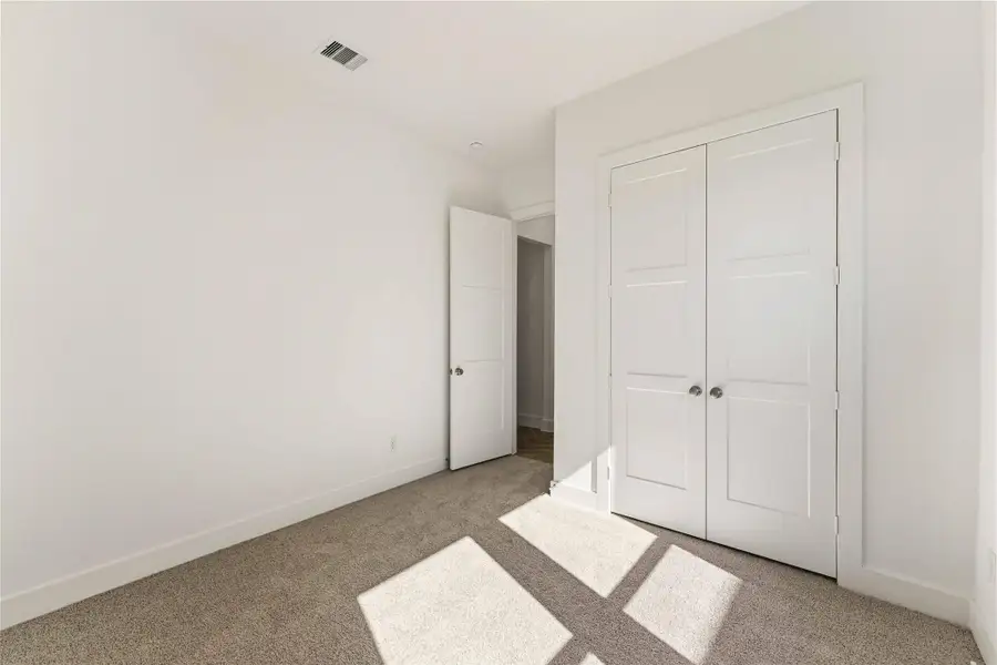 Spacious, unfurnished interior of a new home in Valencia, Manvel (Image 17).