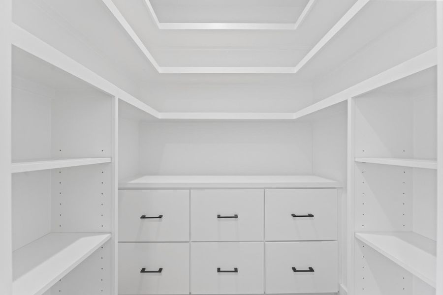Smartly configured with built-in drawers and adjustable shelving, the oversized walk-in pantry keeps essentials beautifully within reach. Smartly configured with built-in drawers and adjustable shelving, the oversized walk-in pantry keeps essentials beautifully within reach.