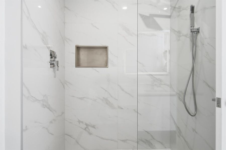 220-LAKESHORE-DRIVE-804-33403-038 220-LAKESHORE-DRIVE-804-33403-038