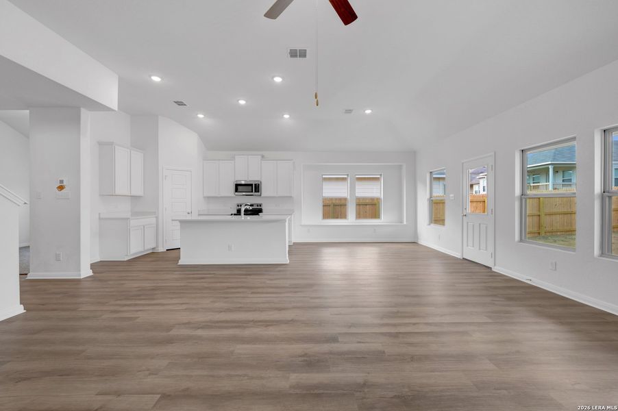 Spacious, unfurnished interior of a new home in Greenspoint Heights, Seguin (Image 31).