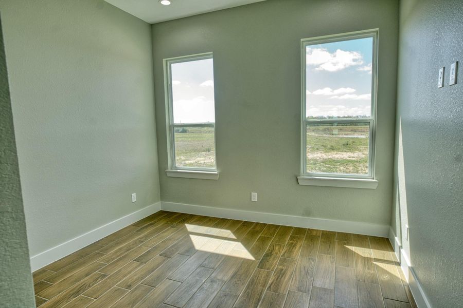 Spacious, unfurnished interior of a new home in , Angleton (Image 38).