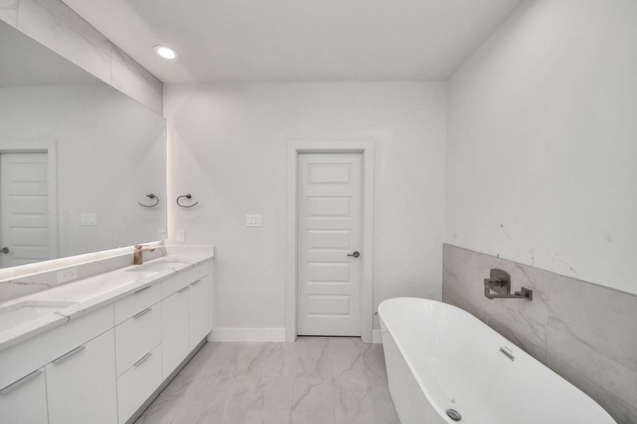 Furnished interior view inside a new home in Alicante, Houston (Image 12).