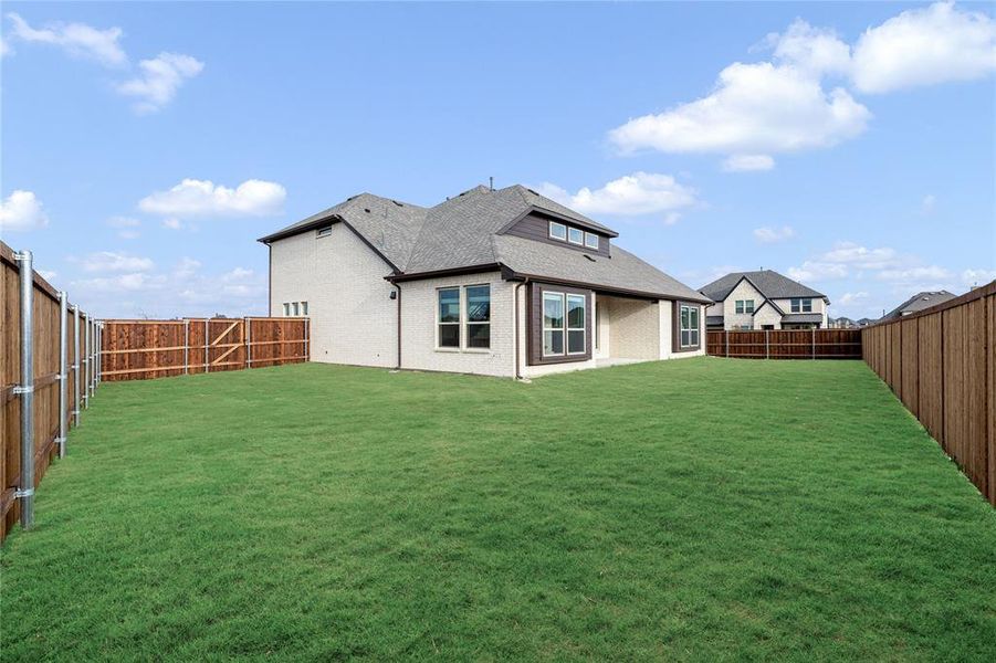 Exterior details and patio area of a home in Somerset Classic 70s & 80s, Mansfield (Image 21).