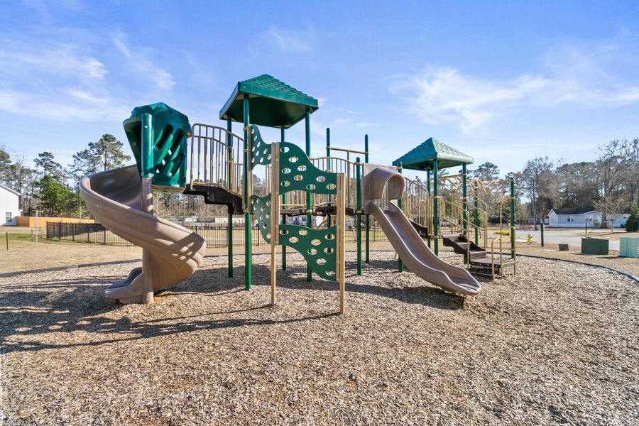 Community amenities in , Summerville (Image 35).