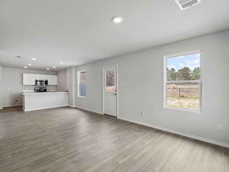 Spacious, unfurnished interior of a new home in Shirey Forest - Branches, Lufkin (Image 12).