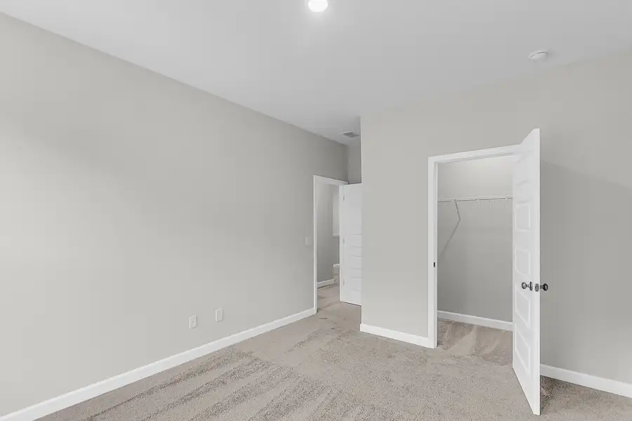Spacious, unfurnished interior of a new home in Pineland Preserve, Summerville (Image 35).