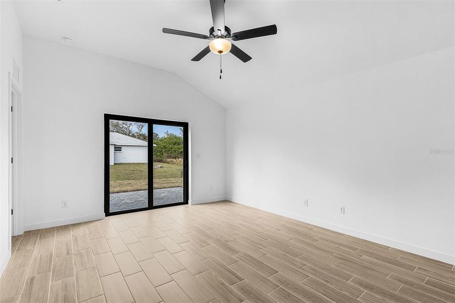 Spacious, unfurnished interior of a new home in Port Charlotte, North Port (Image 13).