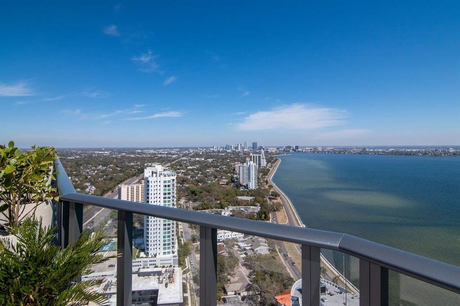 Condo located in Tampa, FL showcasing its design and architecture (Image 35).