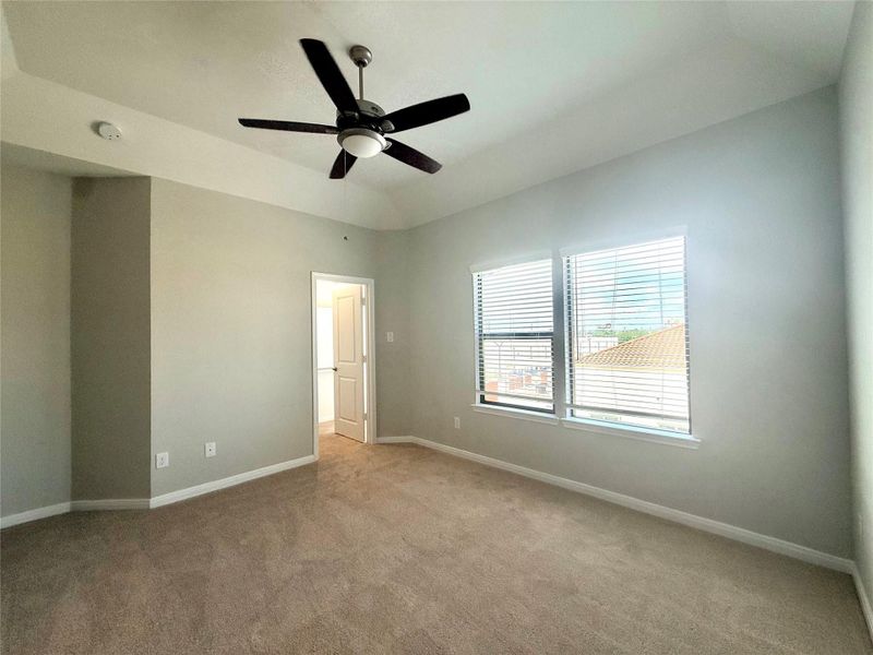 Spacious, unfurnished interior of a new home in , Houston (Image 14).