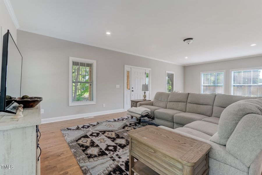 2467 Cherry Grove Rd-large-008-011-Livin