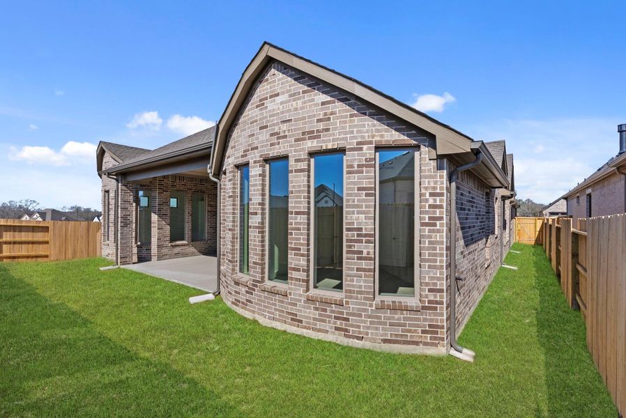 Exterior details and patio area of a home in Chambers Creek, Willis (Image 22).