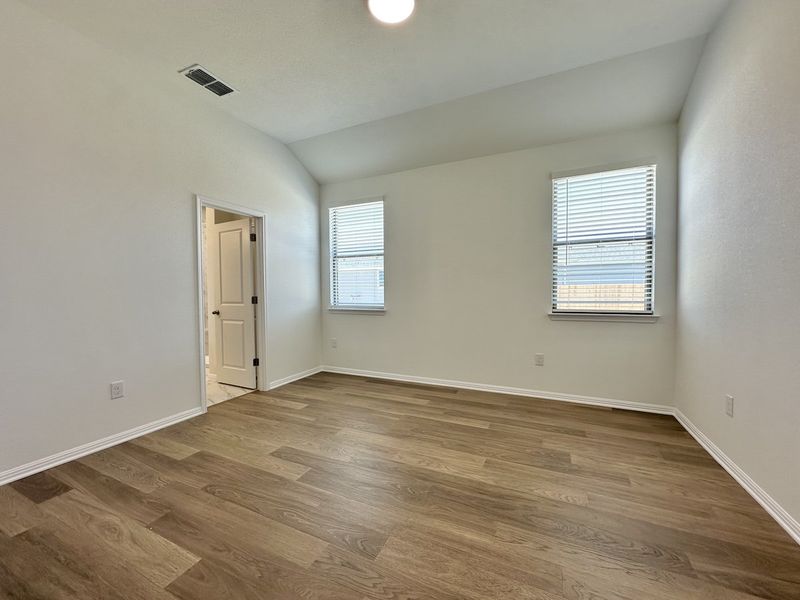 Spacious, unfurnished interior of a new home in Porter Country, Buda (Image 8).